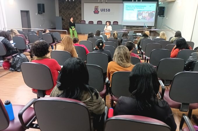Smed e Jornal A Tarde realizam formação com professores da rede municipal sobre uso do jornal em sala de aula