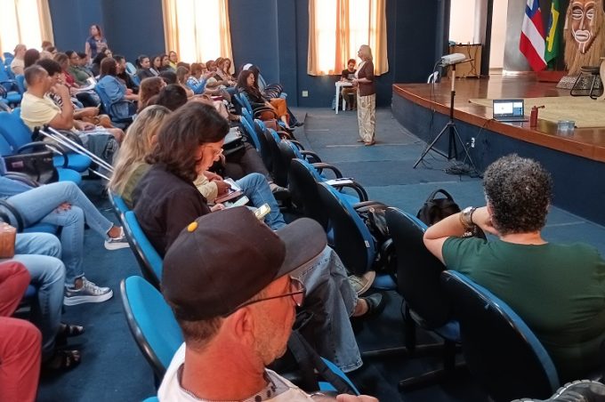 Smed realiza oficina de implantação da coleção “Minha África Brasileira e Povos Indígenas”