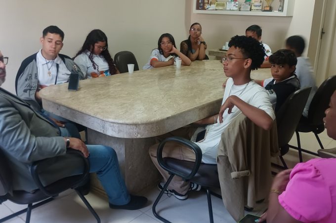 Adolescentes do Núcleo de Cidadania de Adolescentes visitam Secretaria Municipal de Educação em etapa das atividade para o Selo Unicef