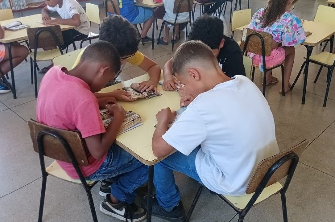 Alunos da Escola Mário Batista participam do projeto “A Escola vai à Biblioteca Municipal” e se encantam com os livros