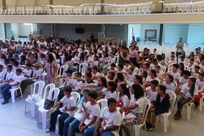 Secretaria Municipal de Educação participa de formatura semestral do Proerd