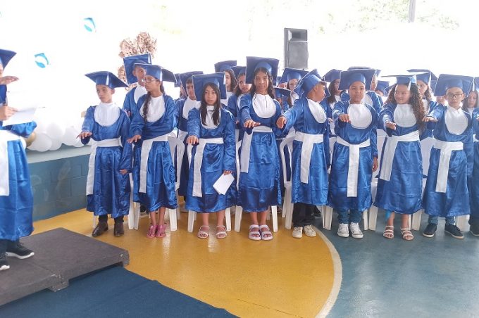 Escola Zica Pedral realiza formatura de 33 alunos do Ensino Fundamental I