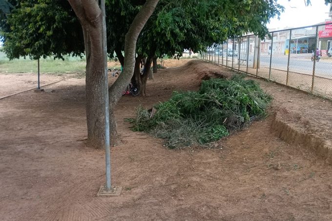 Secretaria Municipal de Educação realiza serviço de roçagem nas áreas internas e externas das escolas