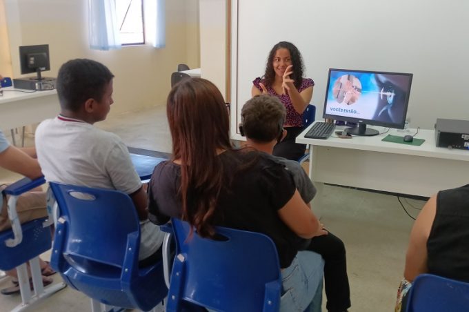 Central de Interpretação de Libras dá início ao curso de Libras para alunos surdos