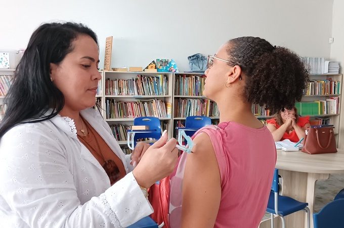 Campanha de vacinação nas escolas começou em abril e continua em maio