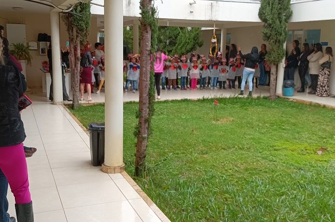 Alunos da Escola Ita David de Castro prestam homenagem às mães da Secretaria Municipal de Educação