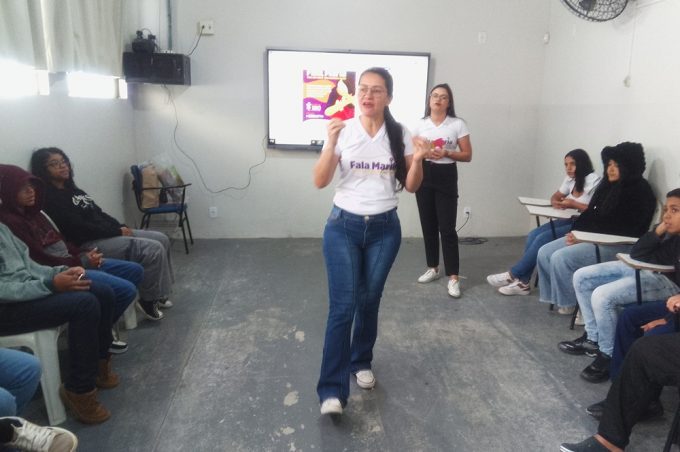 Agosto Lilás: Secretaria de Políticas para Mulheres realiza ação de conscientização na Escola Maria Rogaciana