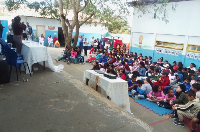 Escola Municipal Idália Torres recebe professora da Costa do Marfim em roda de conversa sobre racismo
