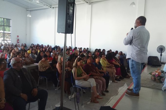 Smed apresenta projeto de lei que concede premiações por avanços na educação