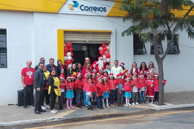 Secretaria Municipal de Educação participa do lançamento da Campanha Papai Noel dos Correios