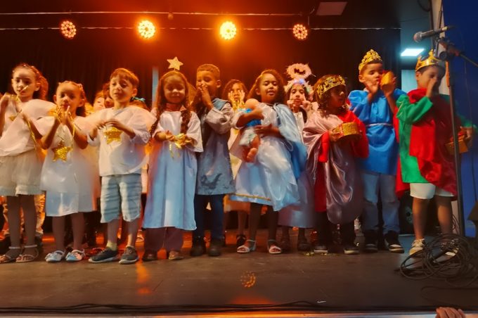 Crianças do Cmei Monteiro apresentam especial de Natal à comunidade no palco da Carreta da Cultura