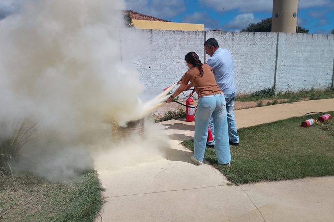 Smed e Samu 192 realizam treinamento para servidores escolares sobre primeiros socorros e incêndio