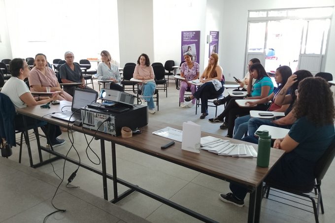 Palestra aborda tema do luto perinatal e acolhimento humanizado com funcionários do Esaú Matos