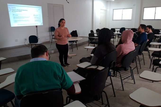 Novos internos de Medicina da Uesb recebem orientação sobre protocolos de segurança do paciente no Hospital Esaú Matos
