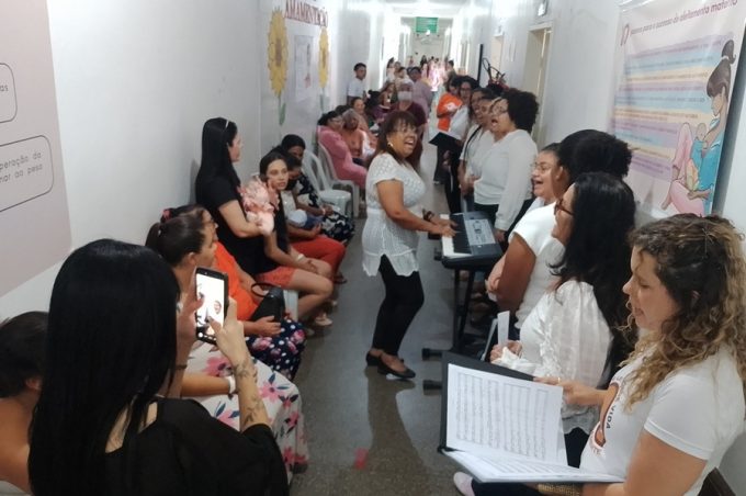 Agosto Dourado: Coral Comunitário Neojiba leva música e acolhimento a mães e pacientes do Hospital Esaú Matos