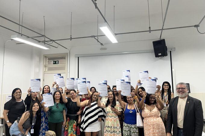 Semdes e Senai entregam certificados de curso profissionalizante a moradores do bairro Ayrton Sena