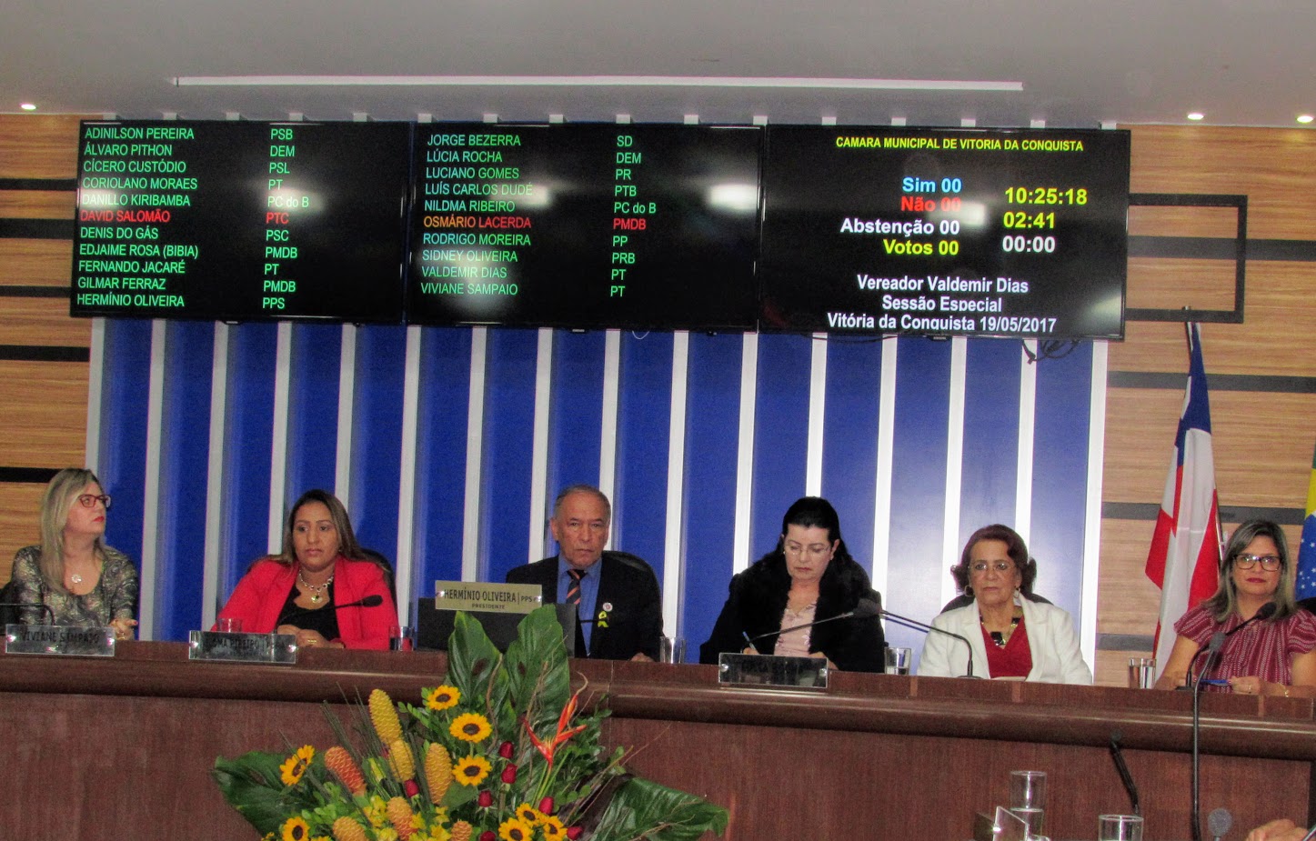 Vice-prefeita participa de homenagem ao Dia das Mães na Câmara Municipal