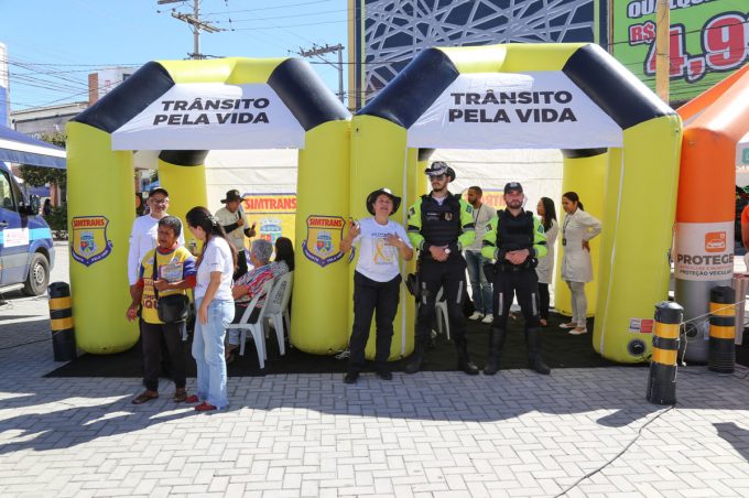 Com foco no comportamento de pedestres, Simtrans promove ação do Maio Amarelo na praça 9 de Novembro