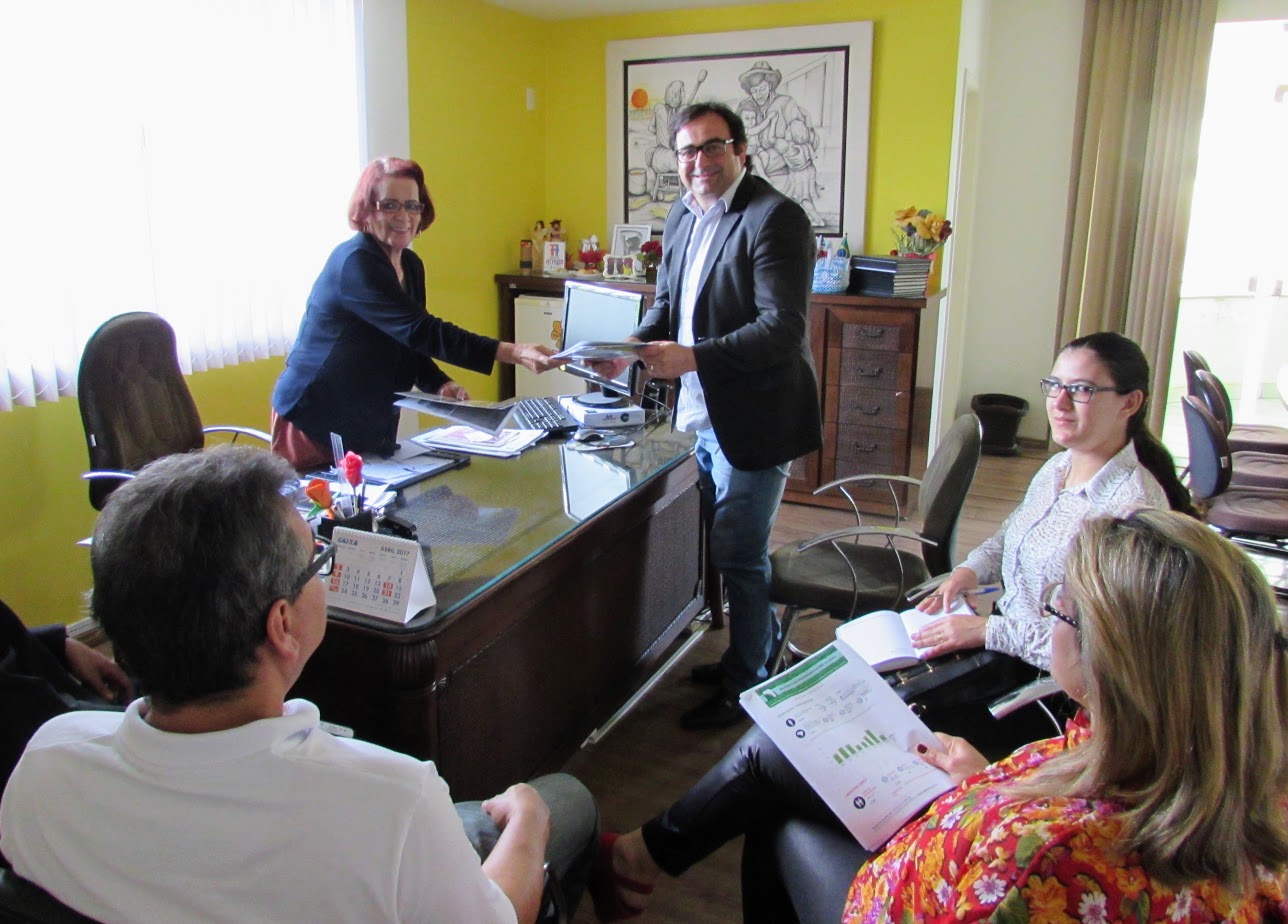 Prefeito de Condeúba conhece programas sociais desenvolvidos em Vitória da Conquista