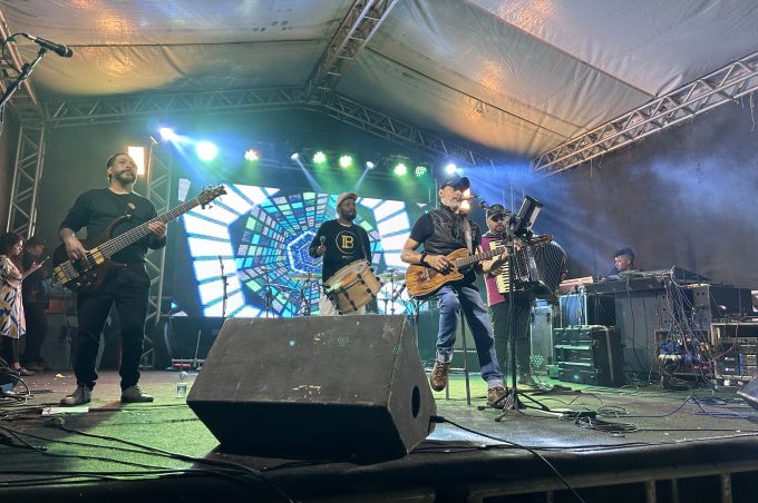 Segunda noite do Arraiá da Conquista no Glauber Rocha começa com Adriano Sousa no palco alternativo