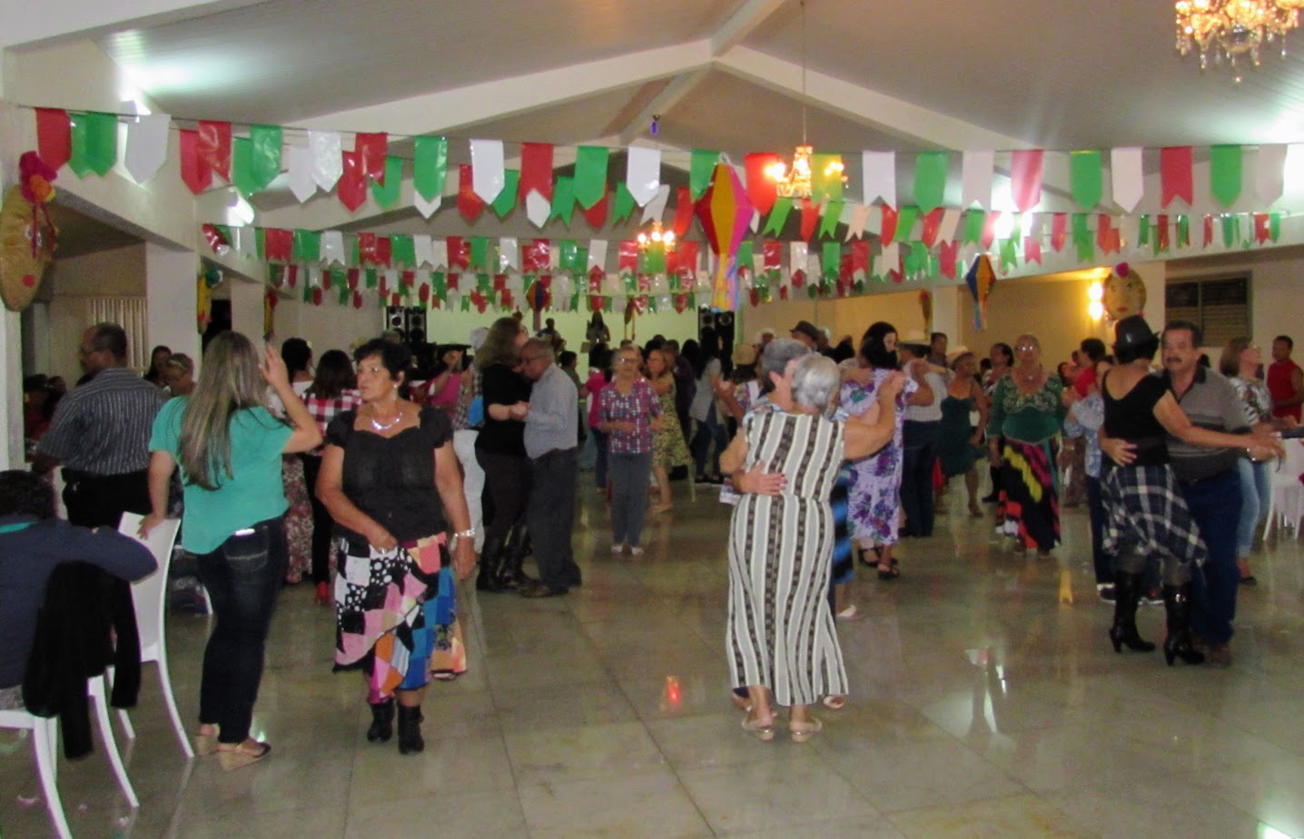 Idosos se divertem no Arraiá da Terceira Idade