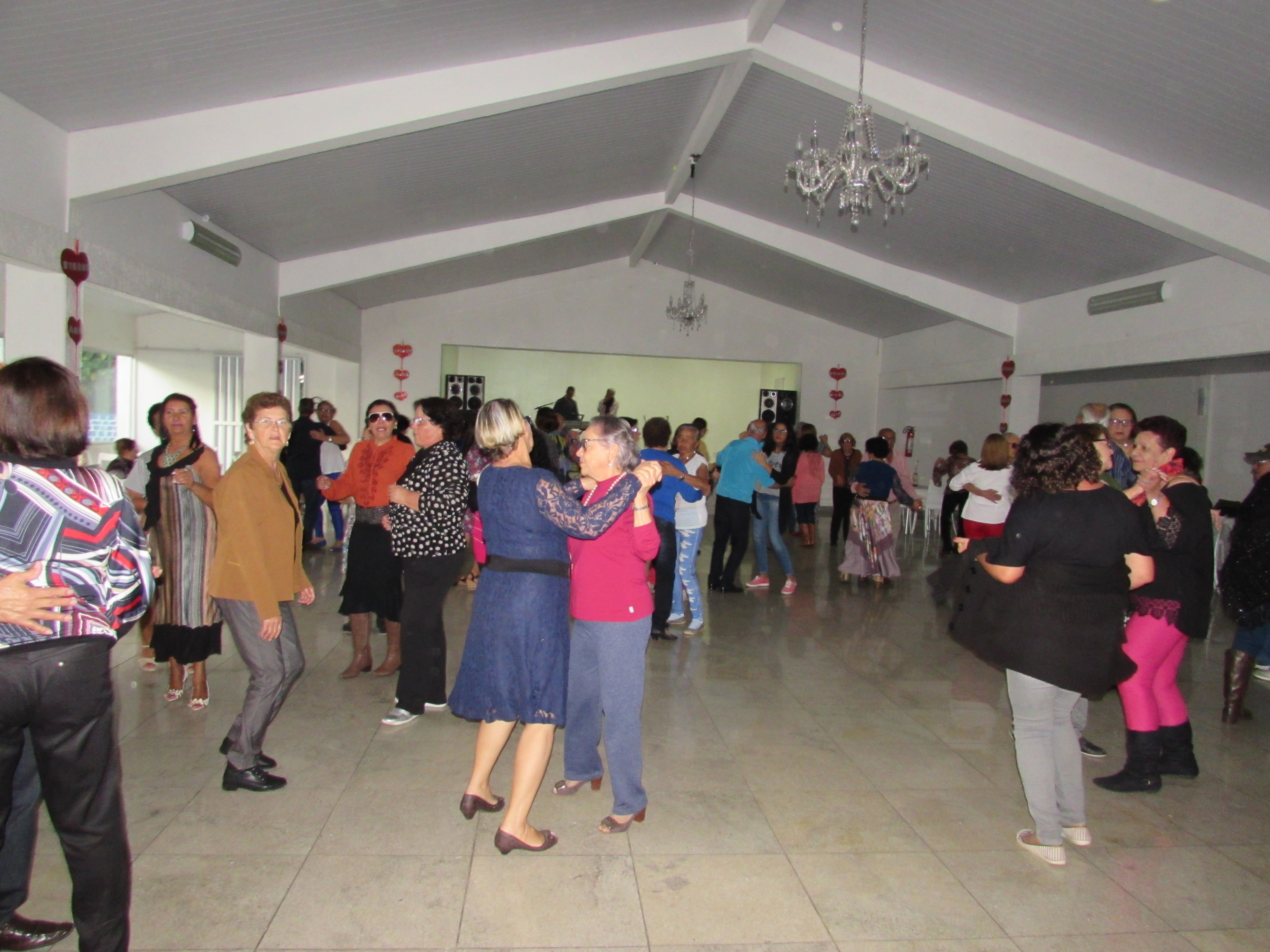 Baile da Terceira Idade comemora o dia dos avós