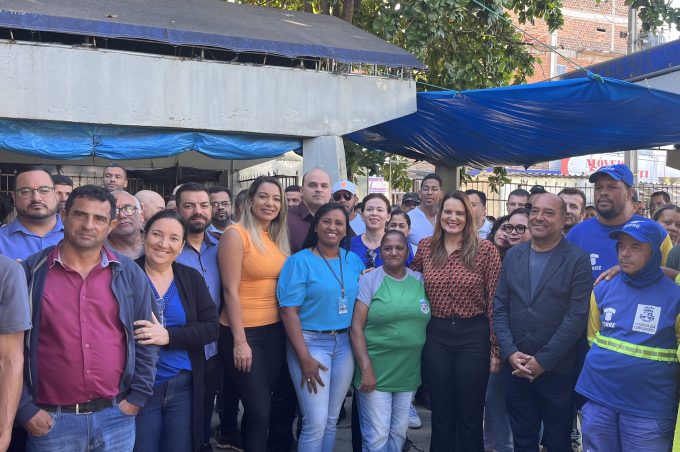 Prefeitura reúne profissionais que cuidam da limpeza do município em momento de interação pelo Dia do Gari
