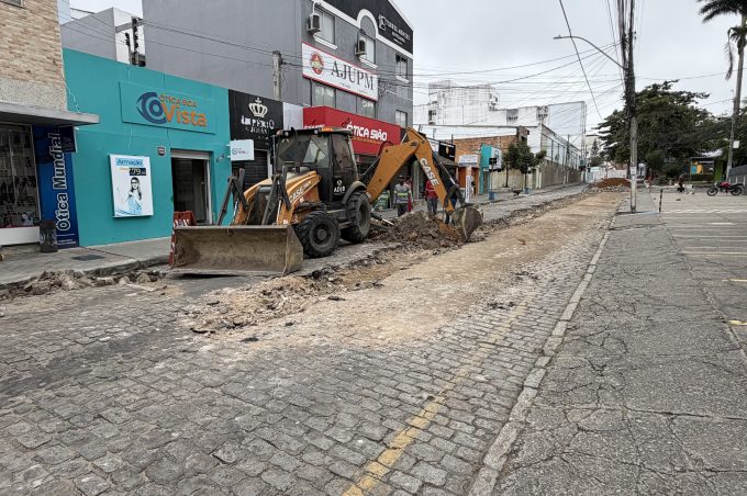 Prefeitura realiza intervenção preventiva no solo antes de pavimentação asfáltica da Rua Rotary Club