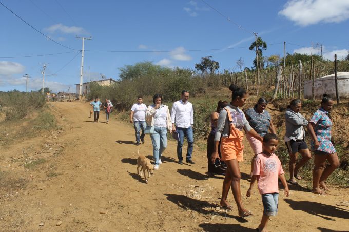 Secretário de Desenvolvimento Social vai à comunidade quilombola Barreiro do Rio Pardo e assegura apoio da Prefeitura