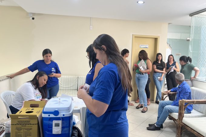 Trabalhadores da Semdes participam de ação de vacinação promovida secretaria