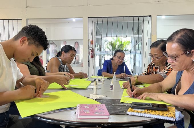Coordenação de Economia Solidária realiza curso de flores artificiais na PZO