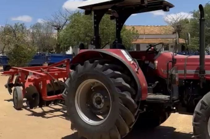 Secretaria Municipal de Desenvolvimento Rural passa a contar com mais dois tratores agrícolas para aração e roçagem