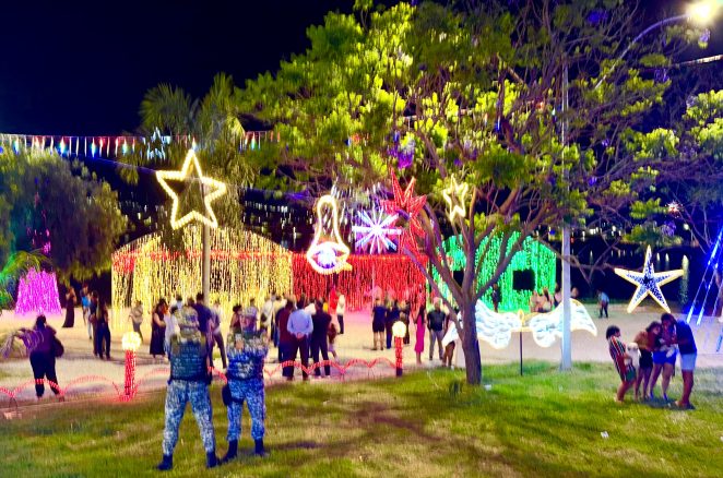 Parque Municipal Lagoa das Bateias ganha iluminação de Natal e encanta visitantes
