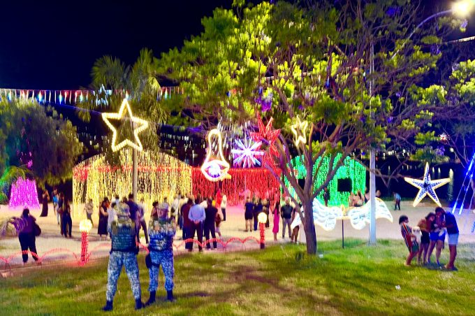 Parque Municipal Lagoa das Bateias ganha iluminação de Natal e encanta visitantes