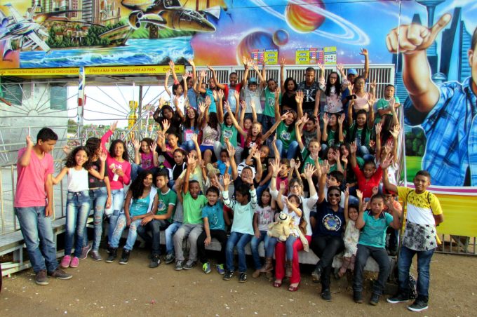 Educandos do Cras Jardim Valéria visitam parque de diversões