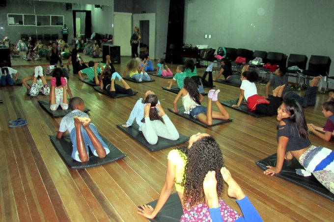 Educandos dos Cras participam de aula de dança na Praça CEUs