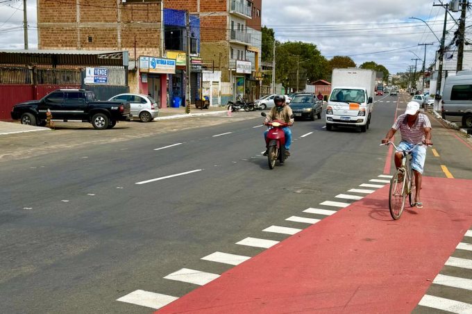 Avenida Brumado ganha nova sinalização e mais segurança para quem circula pela via