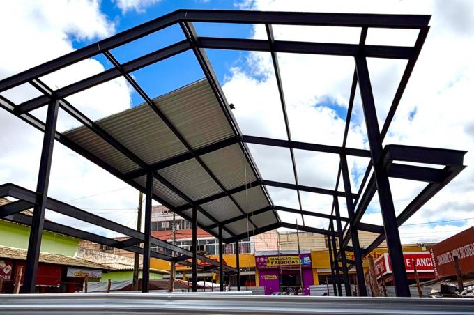 Cobertura da Feira do Bairro Brasil entra na reta final com a instalação de telhas termoacústicas