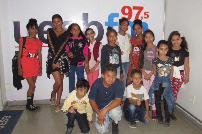 Usuários do Cras Jardim Valéria visitam Sistema Uesb de Rádio e Televisão