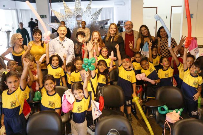 Prefeitura entrega sacochilas a estudantes da Rede Municipal de Ensino
