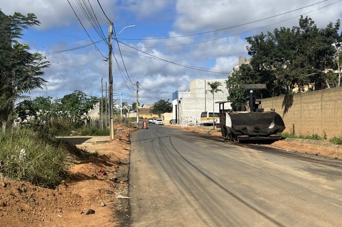 Prefeitura leva pavimentação asfáltica à Rua Líbano, no bairro Felícia, e aguarda que Coelba realoque poste desalinhado