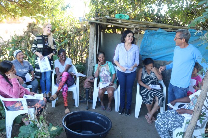 Semdes realiza oficinas sobre biofertilizante biogeo com agricultores das hortas comunitárias