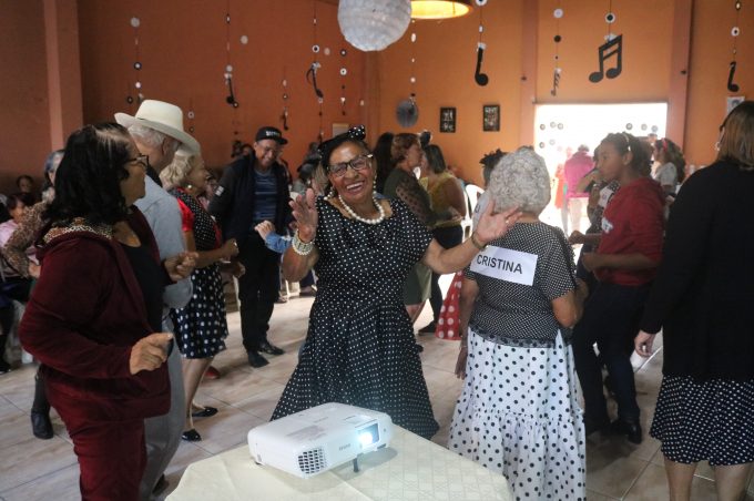 Prefeitura celebra Dia dos Avós com Baile dos Anos 60 no Centro de Convivência do Idoso