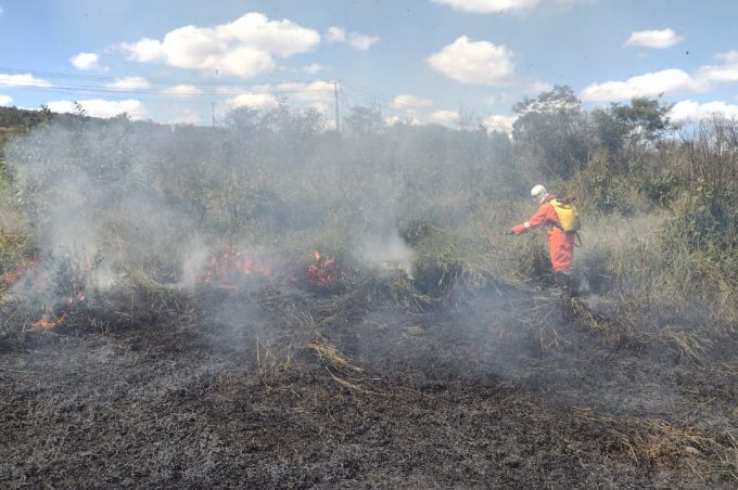Semma combate incêndio na Serra do Periperi e alerta população para riscos das queimadas