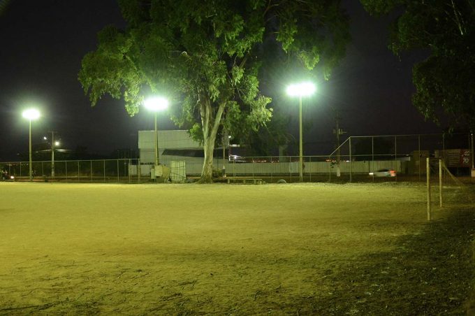 Prefeitura instala refletores em campo de futebol da Urbis V