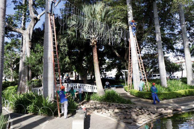 Praça Tancredo Neves recebe iluminação para o Natal