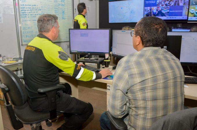 Agentes do Simtrans prestam primeiros socorros e salvam homem que sofreu parada cardiorrespiratória