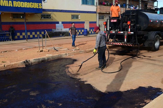 Emurc executa imprimação de último trecho da Avenida Francisco Sabino