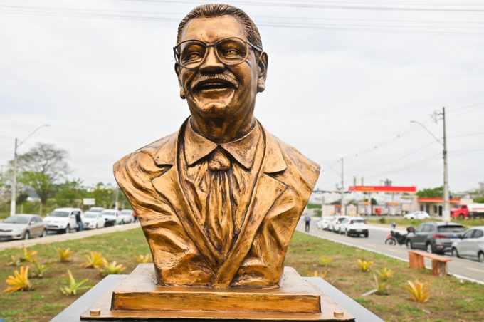 Centenário de José Pedral Sampaio: ex-prefeito é homenageado com entronização de busto e selo institucional