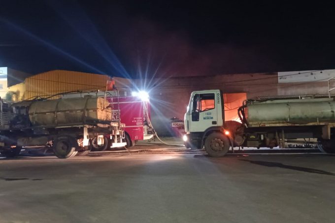 Incêndio de grandes proporções mobiliza equipes da Prefeitura e Corpo de Bombeiros na Avenida Brumado